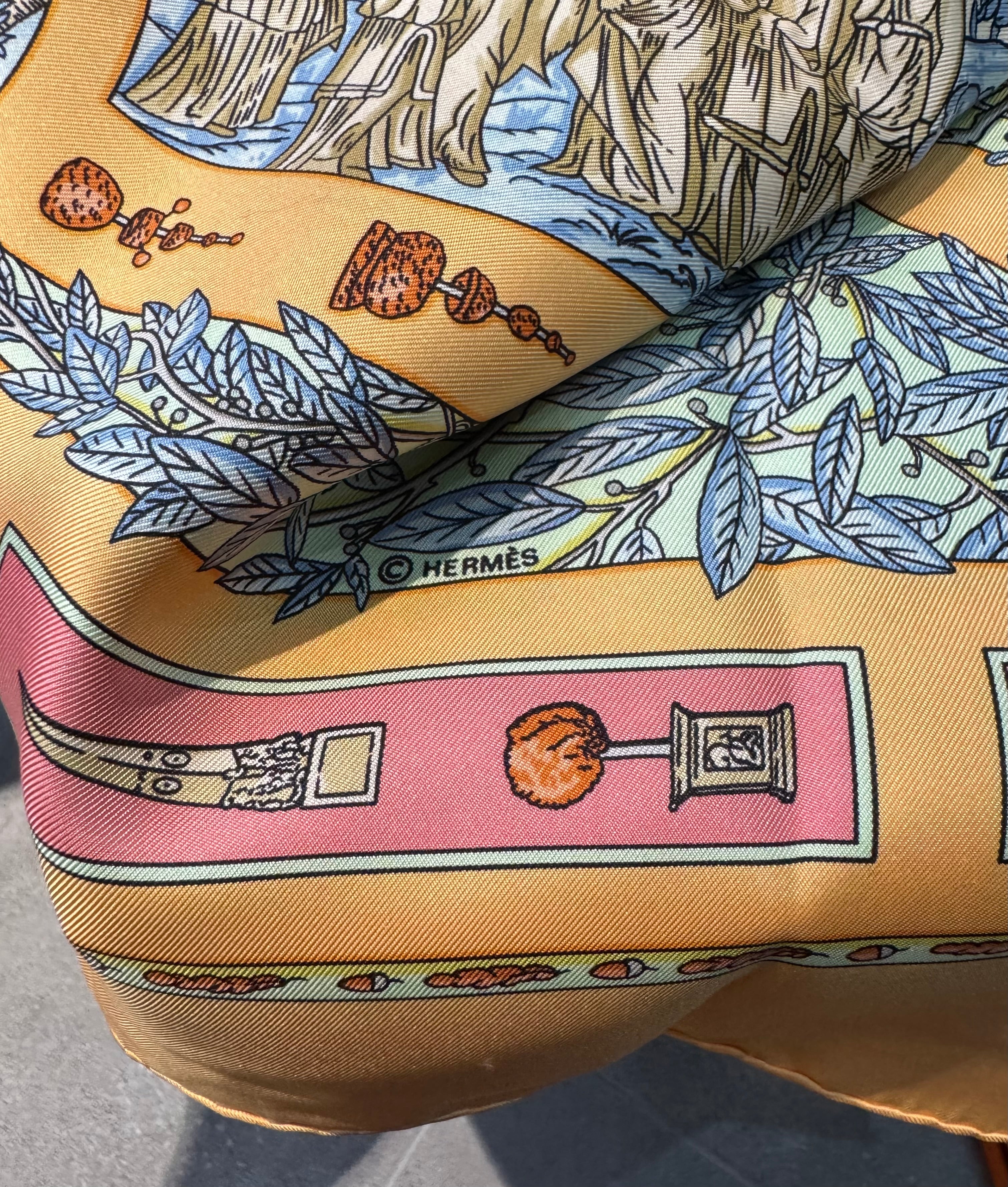 Le Carré Hermès : Plus qu'un Accessoire, une Légende de Soie.