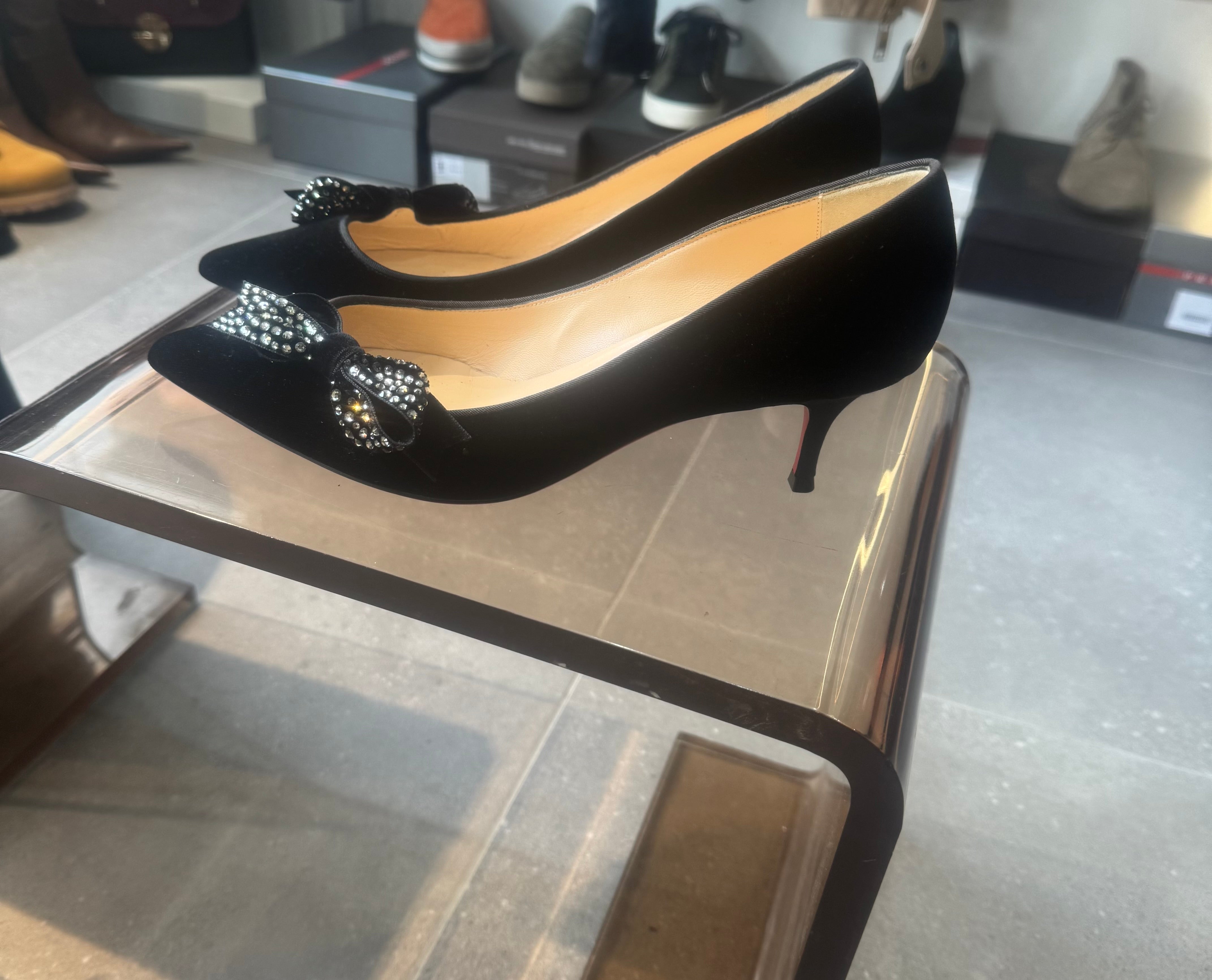 Christian Louboutin – Escarpins Noirs Velvet & Strass Bow