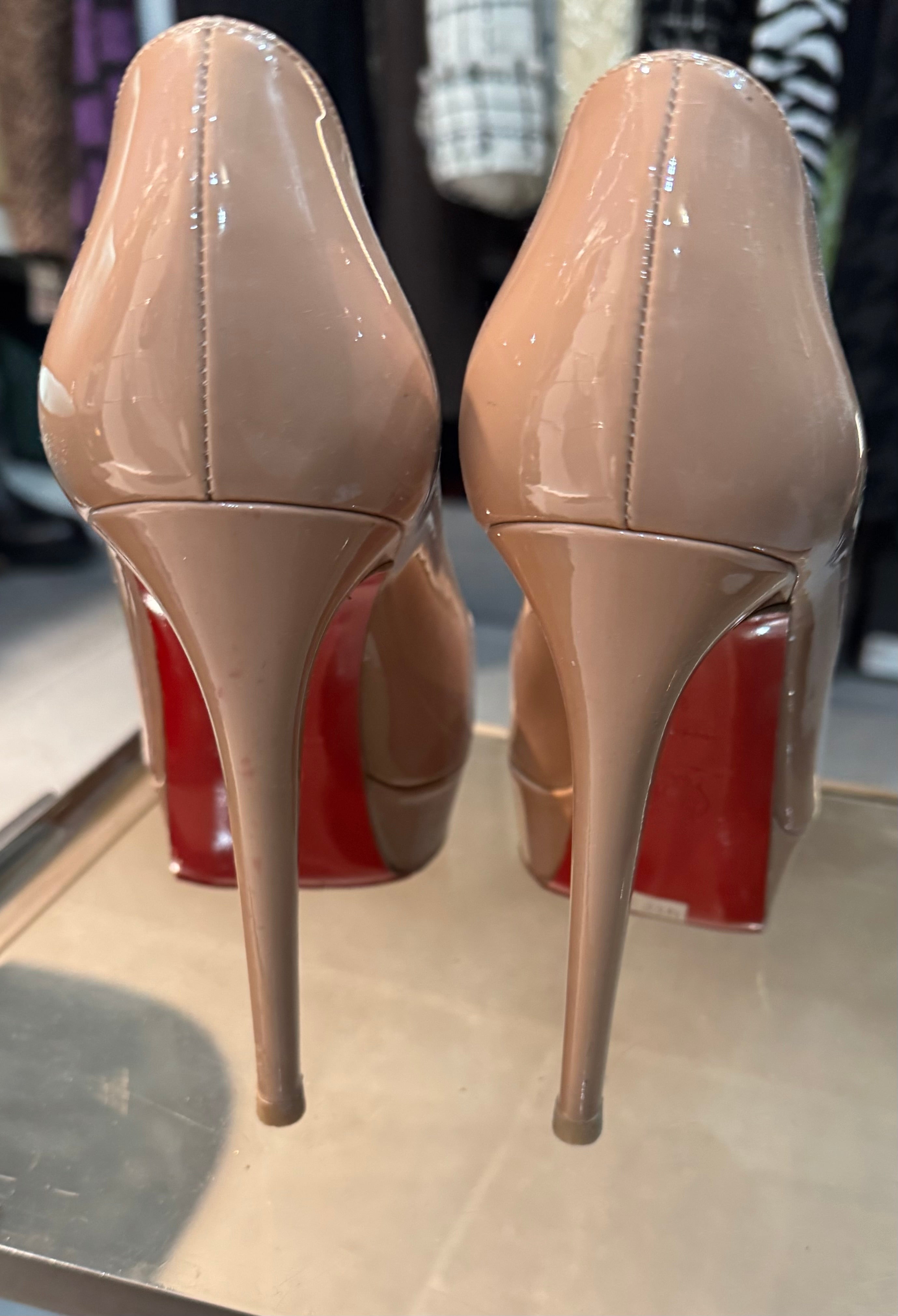 Escarpins Christian Louboutin – Verni Nude à Plateforme