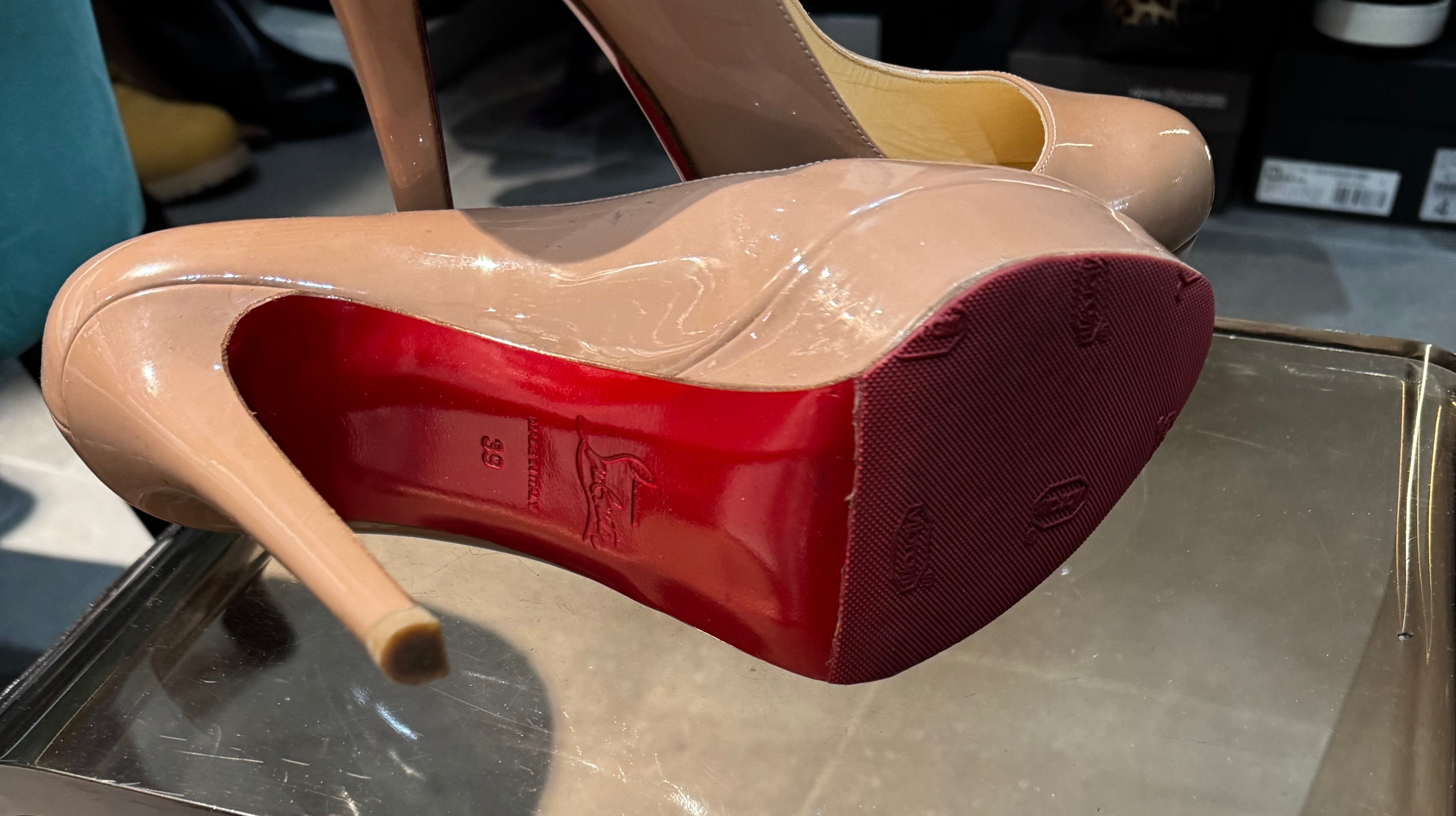 Escarpins Christian Louboutin – Verni Nude à Plateforme