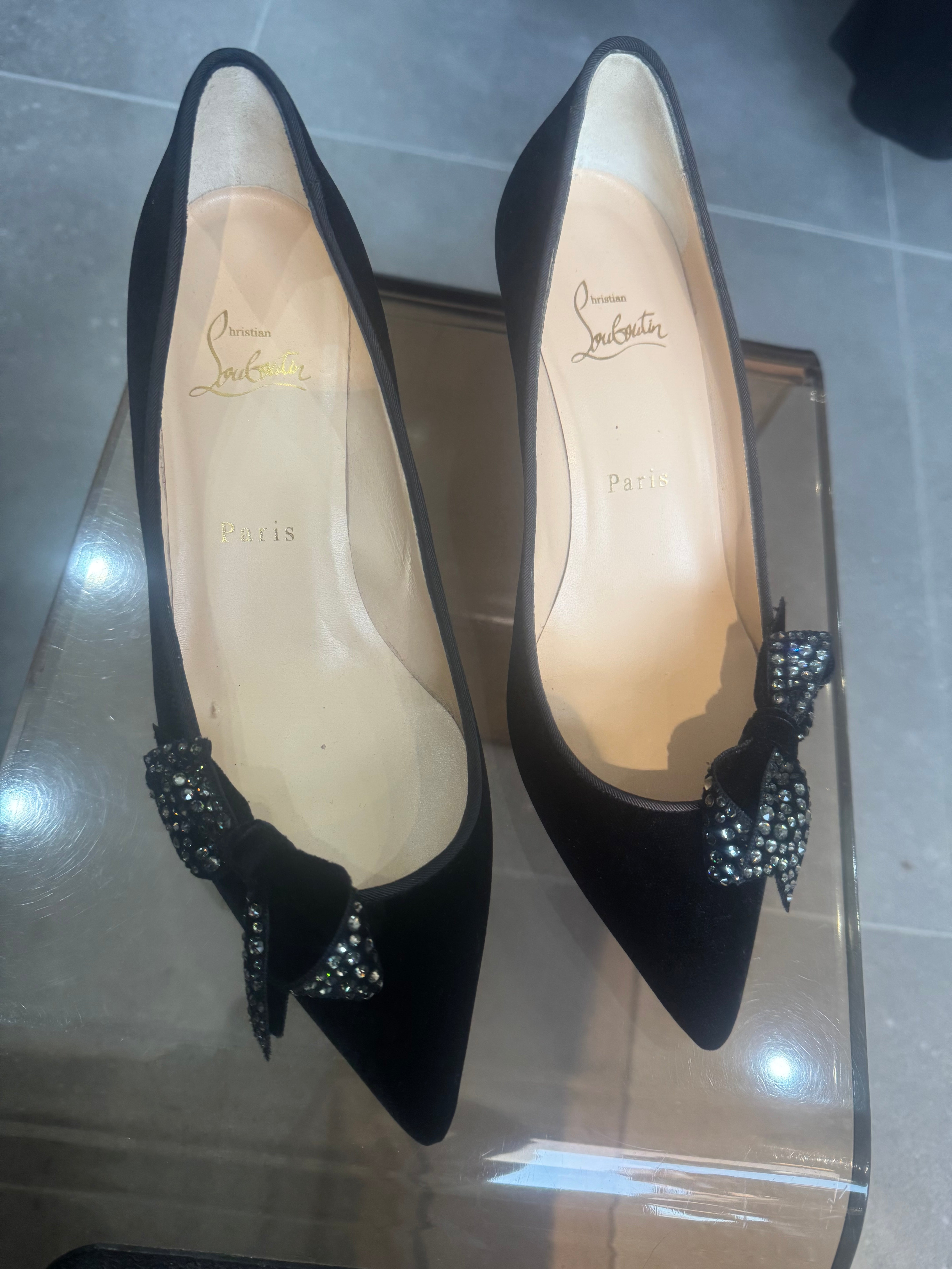 Christian Louboutin – Escarpins Noirs Velvet & Strass Bow